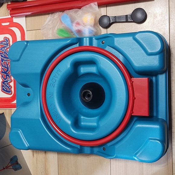 Basketball hoop + darts can be played on the back - Picture 7 of 14